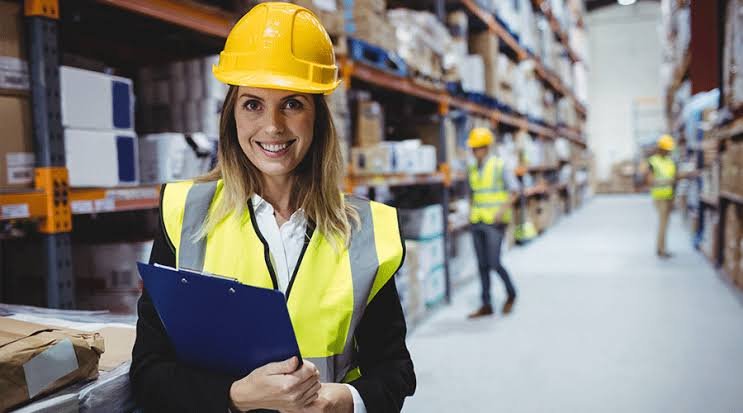 Profissional analisando documentação técnica para perícia trabalhista
