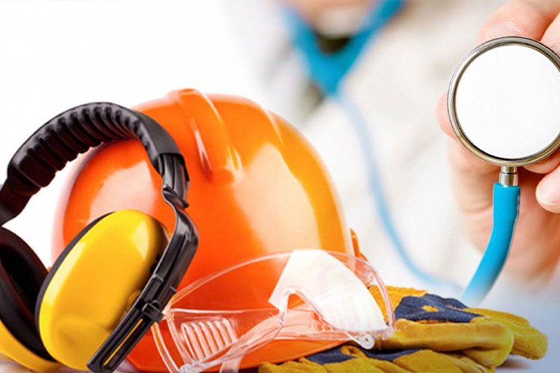 Equipamentos de proteção e estetoscópio representando a integração entre segurança e saúde ocupacional