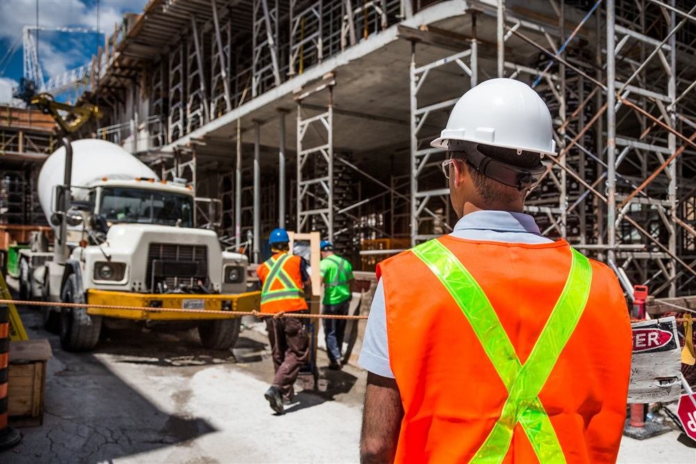 Trabalhador em canteiro de obras representando a avaliação das condições ambientais do trabalho