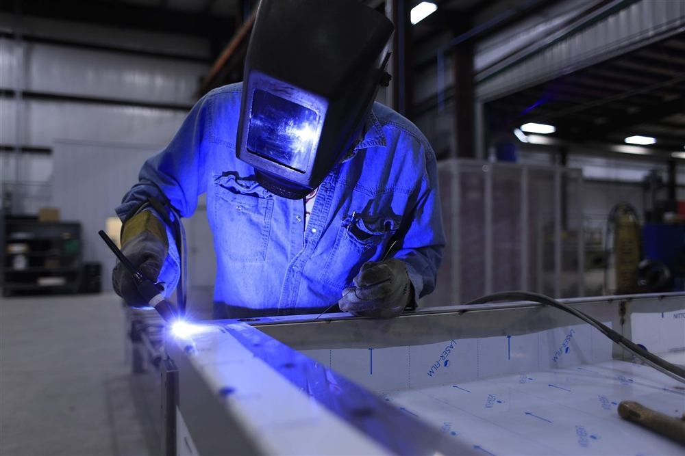 Profissional avaliando riscos ocupacionais em ambiente industrial