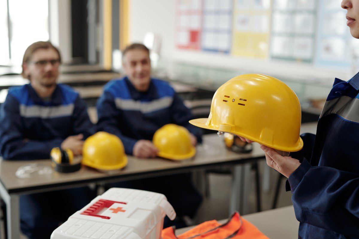 Treinamento de segurança do trabalho com equipe em sala de aula